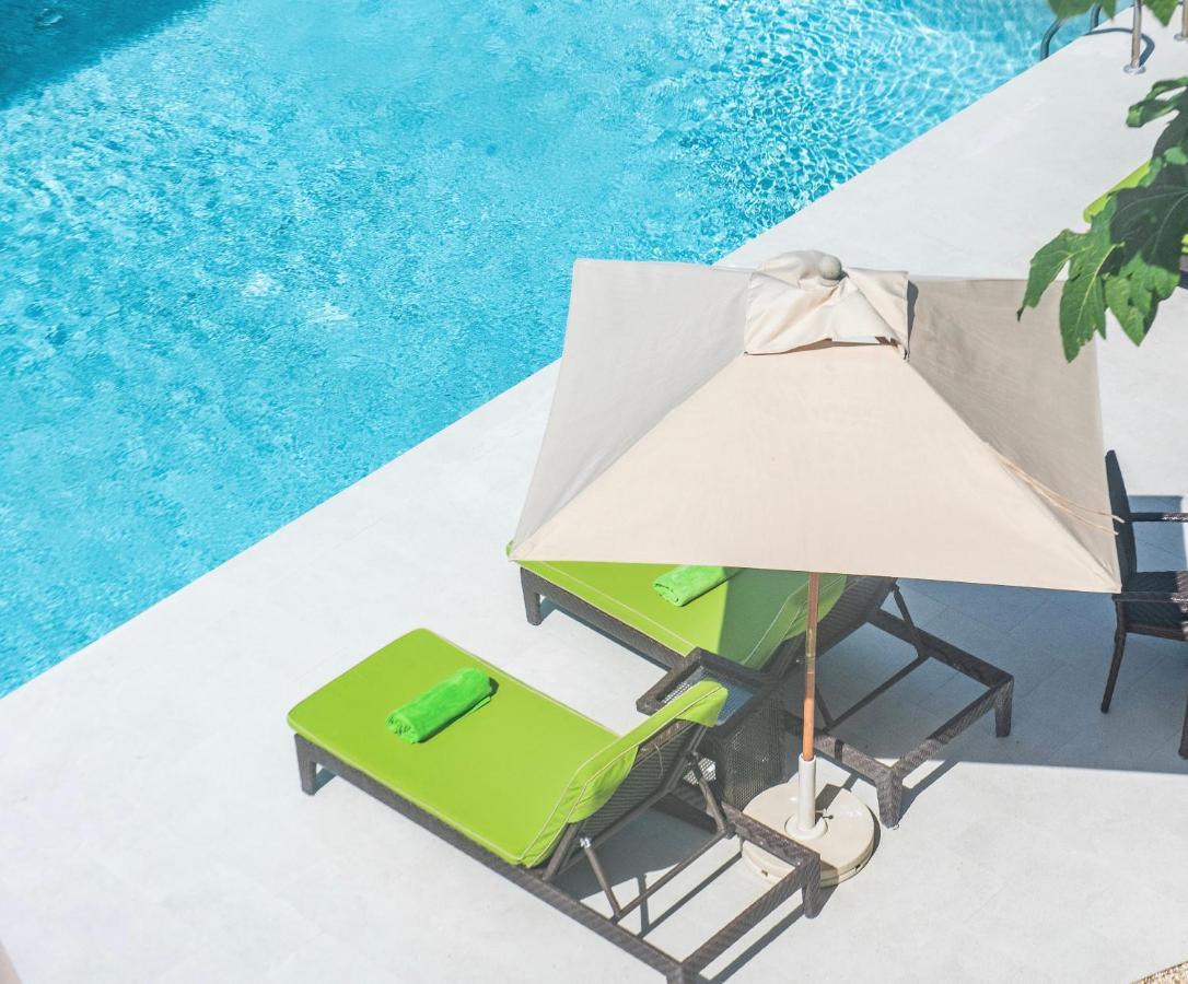 Ports Of Call Resort Грейс Бей Екстериор снимка
